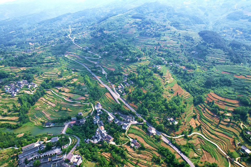 道真县大磏至三桥公路：乡村振兴的“黄金动脉”(图2)