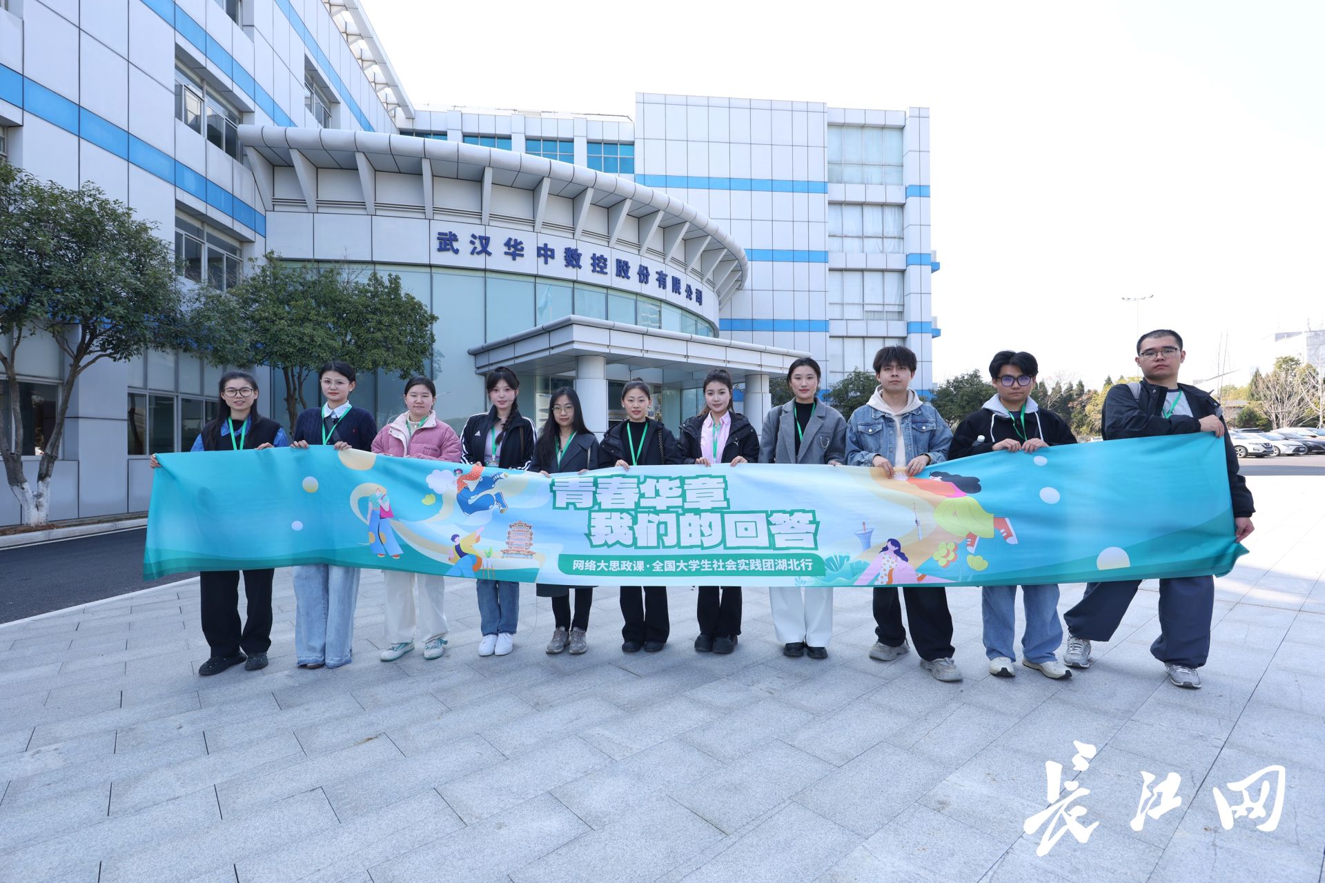 数控机床正在加工哪吒模型全国大学生社会实践团调研华中数控(图1)