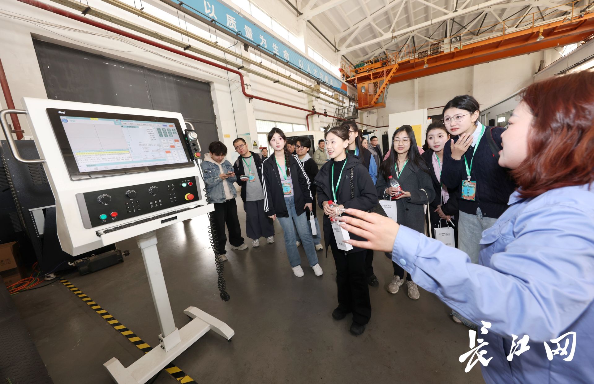 数控机床正在加工哪吒模型全国大学生社会实践团调研华中数控(图2)