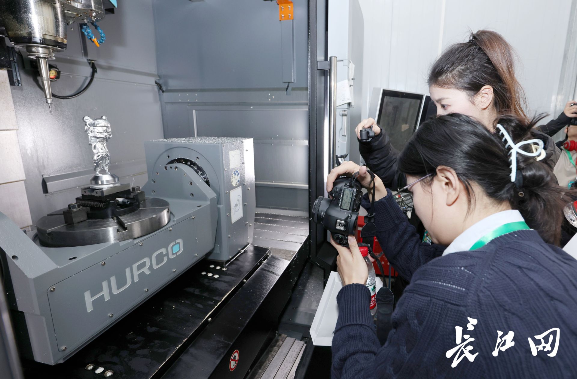 数控机床正在加工哪吒模型全国大学生社会实践团调研华中数控(图4)