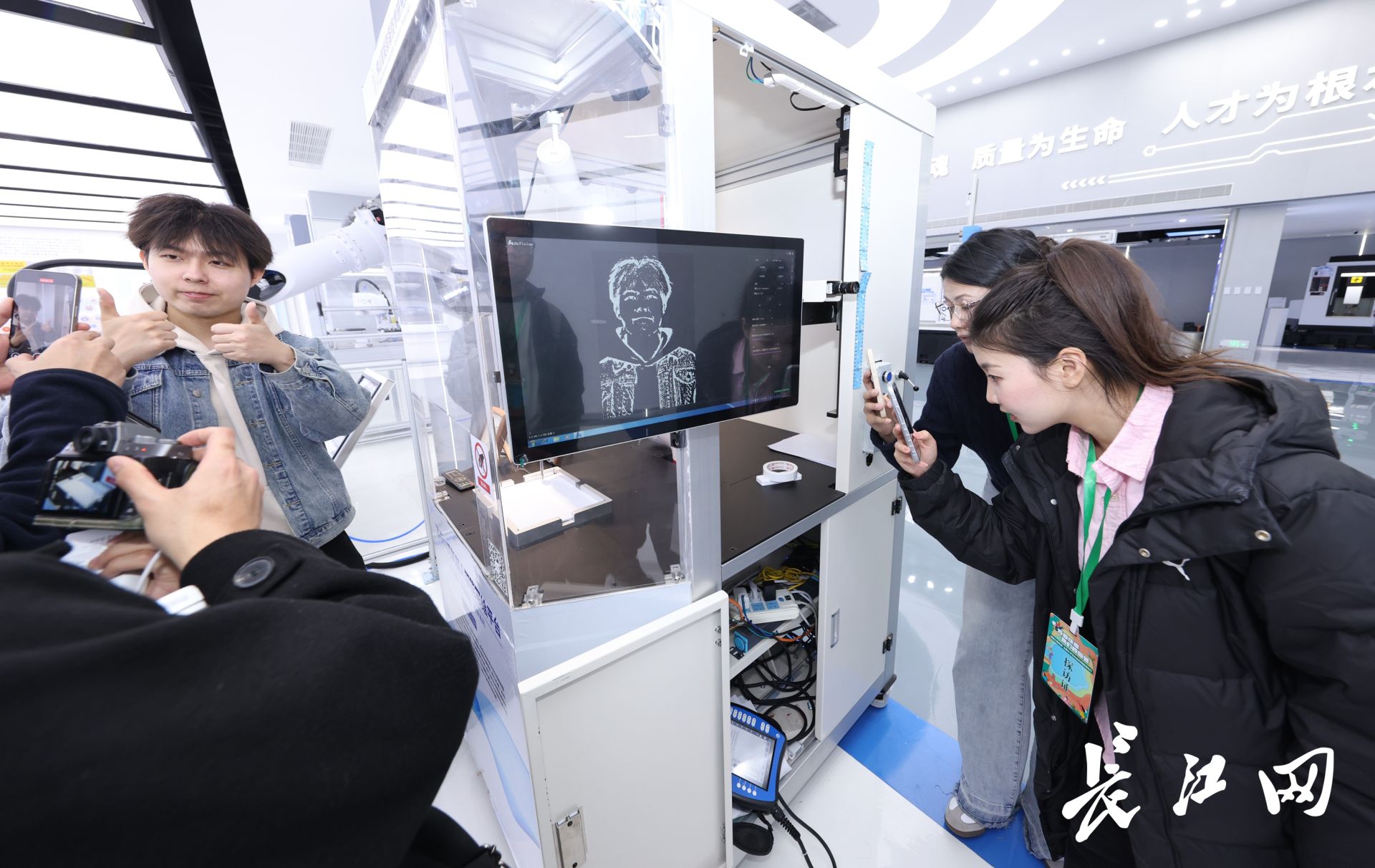 数控机床正在加工哪吒模型全国大学生社会实践团调研华中数控(图5)