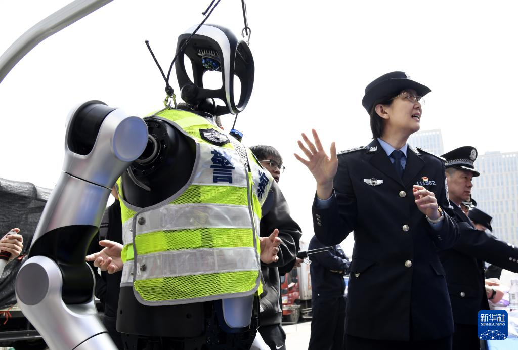 青岛：警用机器人亮相普法宣传周(图1)