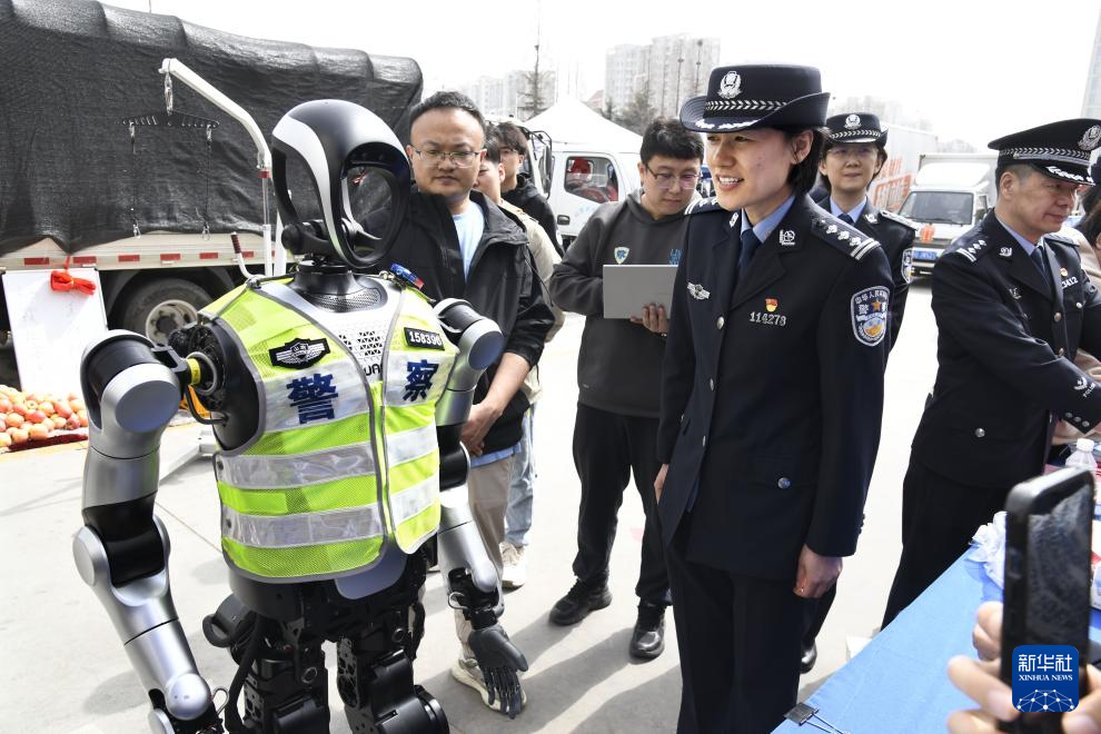 青岛：警用机器人亮相普法宣传周(图4)