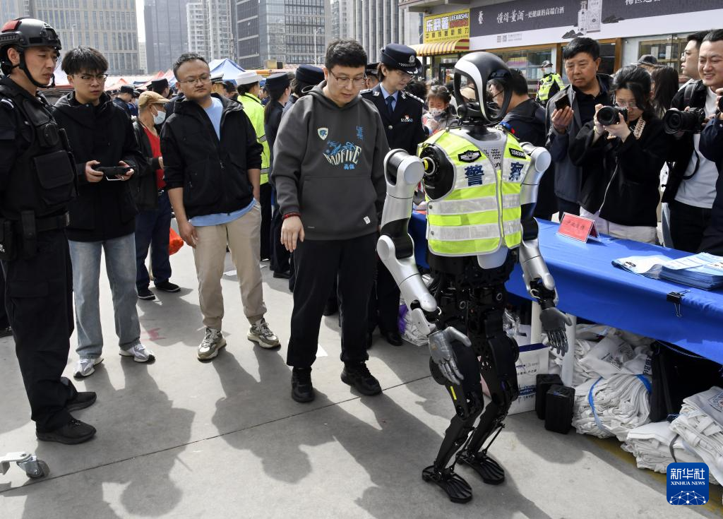 青岛：警用机器人亮相普法宣传周(图3)