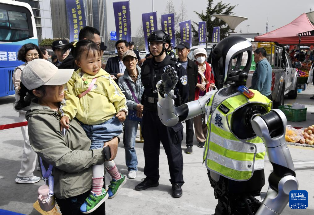 青岛：警用机器人亮相普法宣传周(图2)