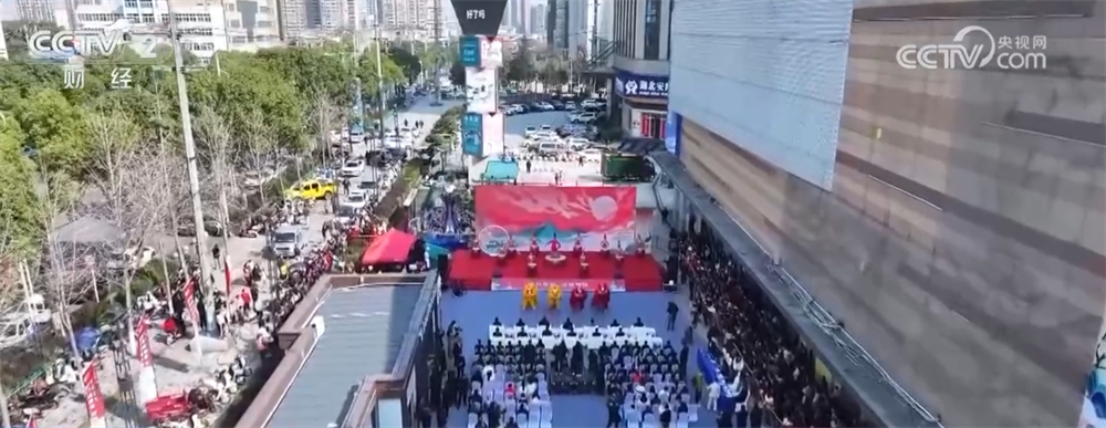 “美食+文旅”融合模式激发消费新活力 “烟火气”中增添百姓幸福味(图1)