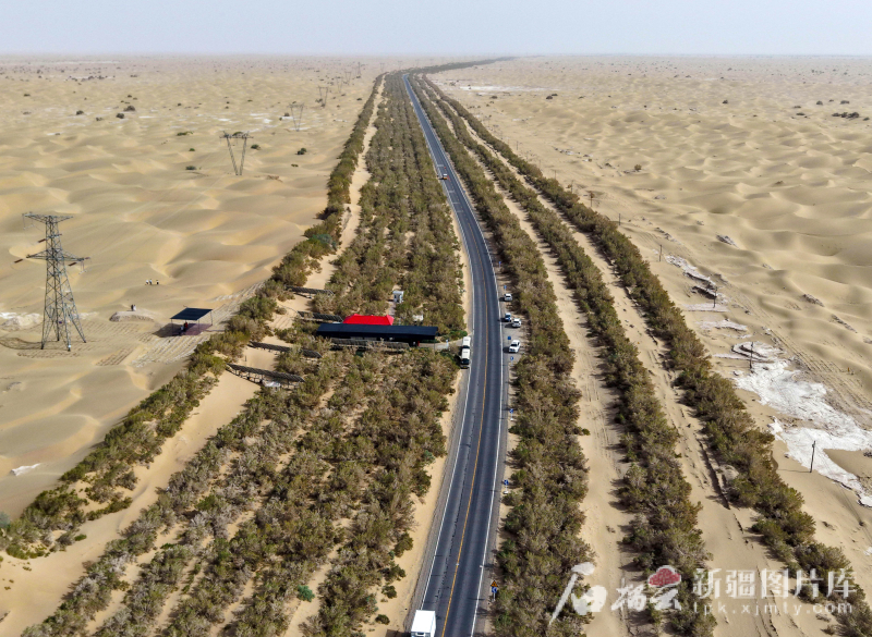 大国工程看新疆·天山观察丨阳光“养绿”首条零碳沙漠公路(图1)