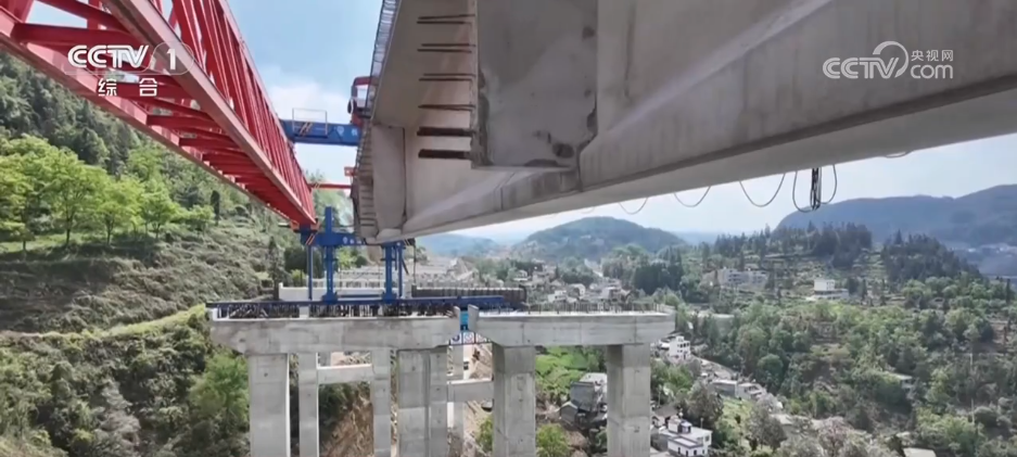 建设者们扎根一线奏响“奋进曲” 多项重大工程建设假期不停工(图1)