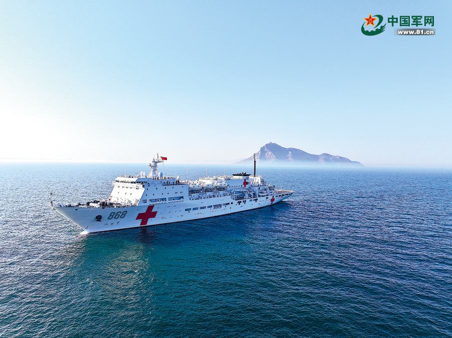 海军“吉祥方舟”号医院船首次组织多要素海上卫勤演练见闻(图1)