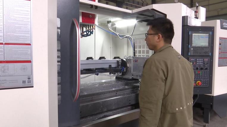 六安市裕安区：新能源汽车零部件产业的不夜城(图2)