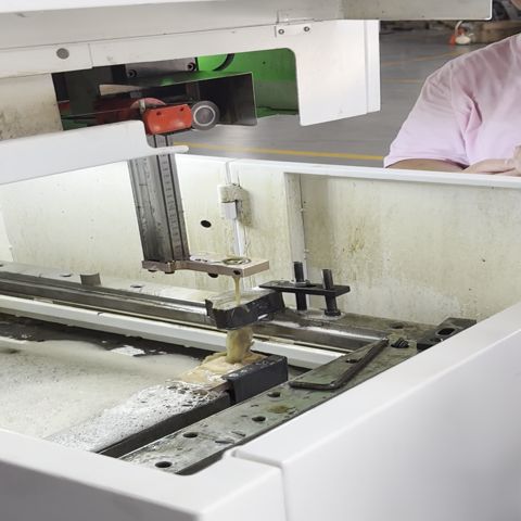 坪山区线切割中走丝加工价格调查：智凯数控如何破解成本困局(图1)