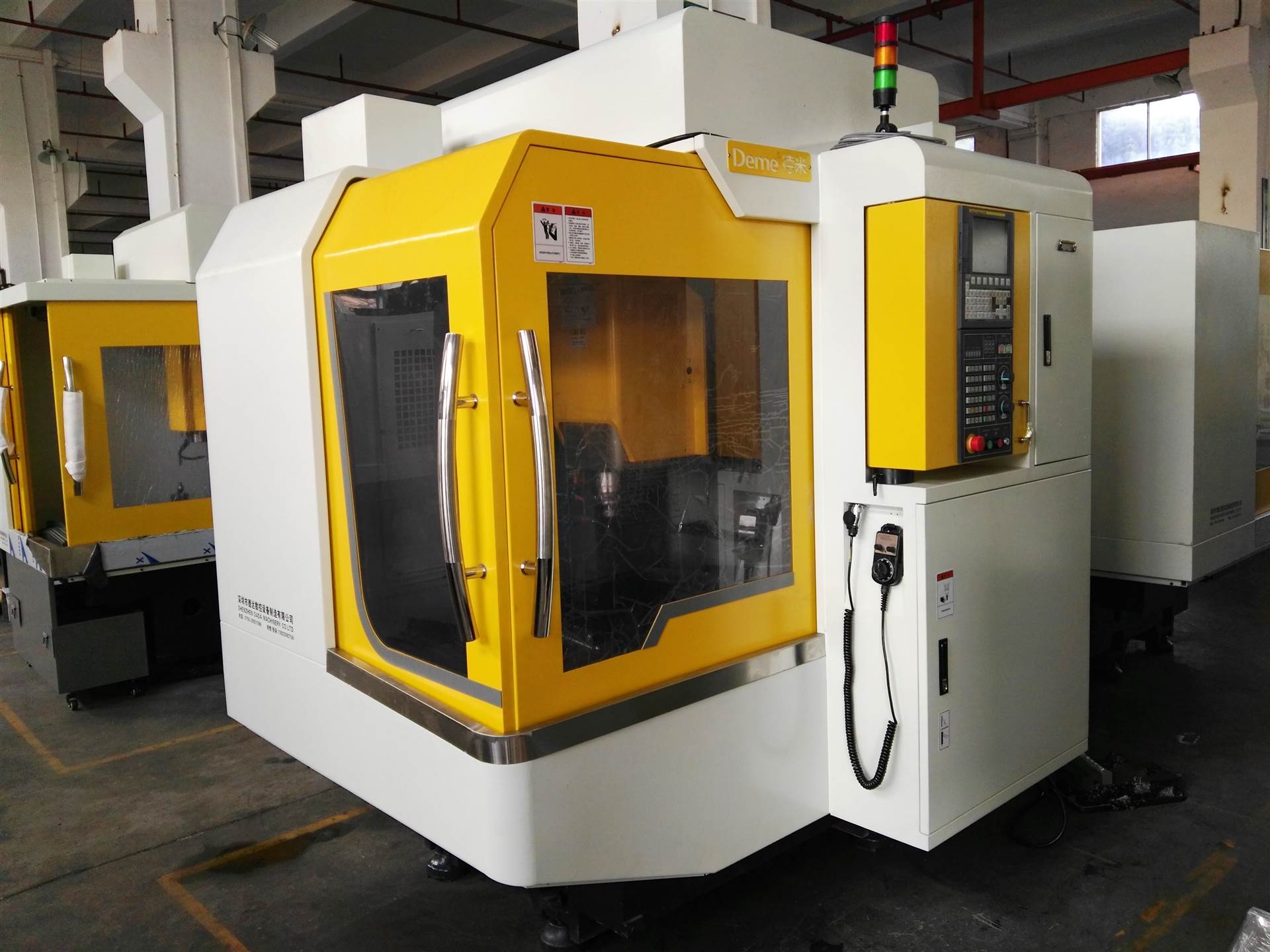 大连伟森机械制造有限公司取得便于排屑的精密机械加工数控机床专利可以将不同区域的碎屑进行辅助清理排出(图1)