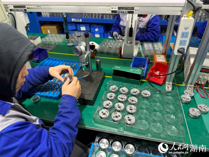 新春走基层｜春节将至机器人“关节”不停转(图1)