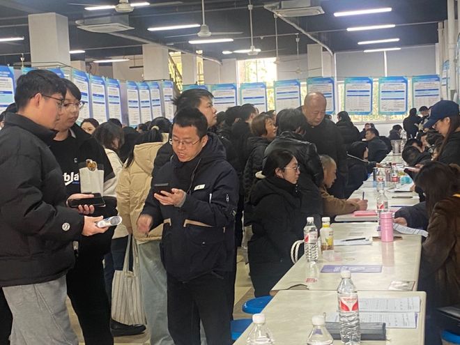 责任扛在肩冲刺“开门红”丨奋楫开新景 跃马载福年⑧(图8)